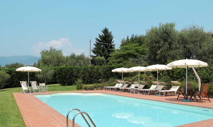 Montecarlo Villa | Cosy apartment in villa with pool, WIFI, TV, terrace, pets allowed and panoramic view