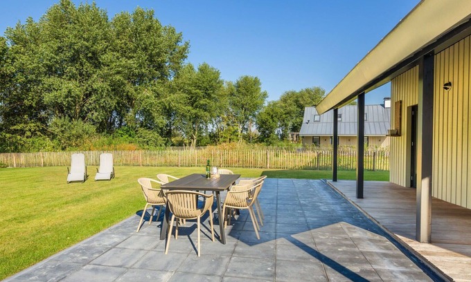 Tholen House | Cosy apartment in villa for 6 guests with WIFI, TV and parking