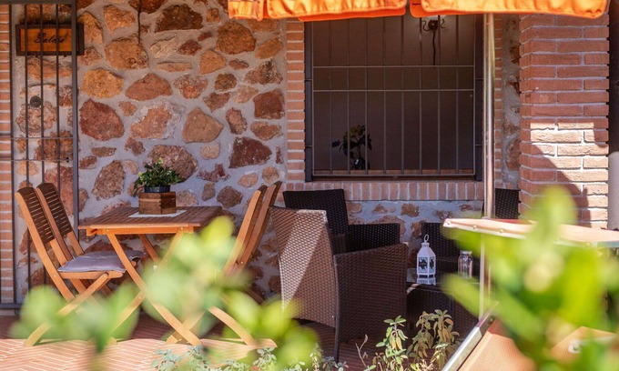 La Pesta House | Cosy apartment in villa for 2 guests with A/C, WIFI, TV, terrace, pets allowed and parking