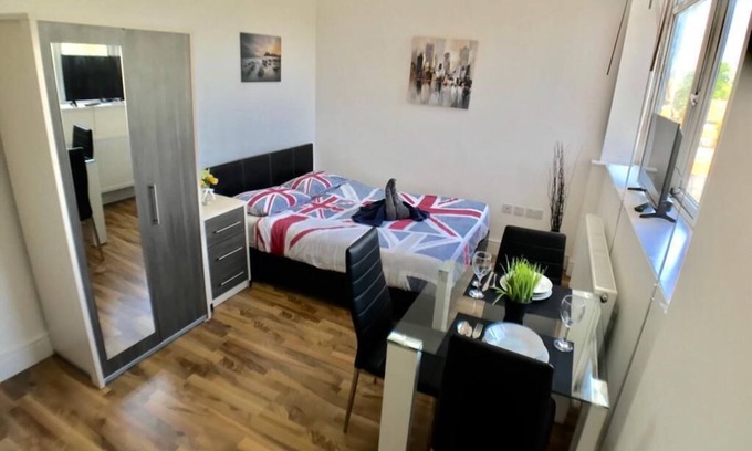 South Bermondsey Apartment | Cosy Bedromdsey Southwark Apartment: Plush Studio