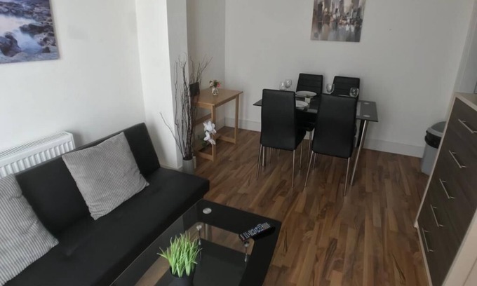 South Bermondsey Apartment | Cosy Bermondsey apt: Stylish 1BDR Patio Flat, Sleeps 3 Perfect for City Getaways