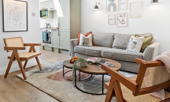 Southsea House | Cosy & Bright Home with Backyard in Southsea Portsmouth