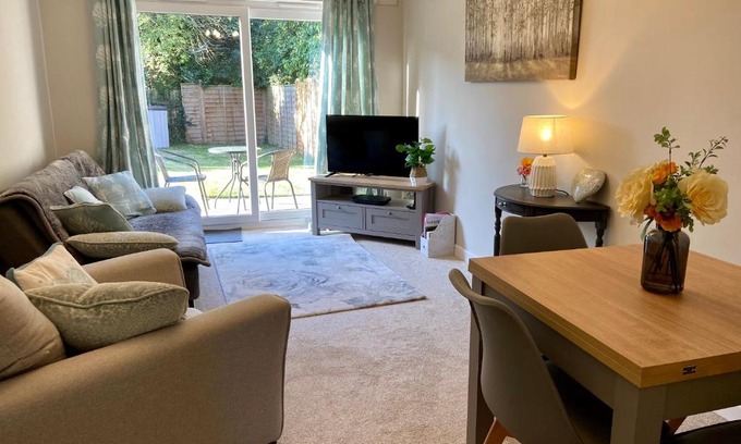 Trimley House | Cosy Bungalow Near Open Countryside