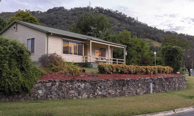 Mount Beauty House | Cosy Candlewick Cottage | A Mount Beauty Delight