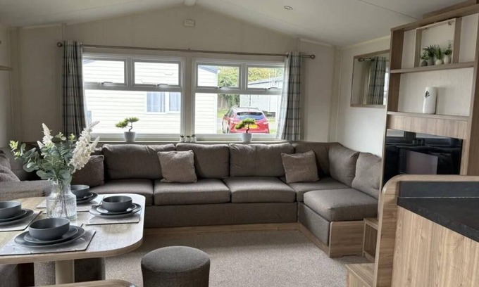 Harwich House | Cosy caravan with free Wi-Fi at Dovercourt Holiday Park ref 44502R