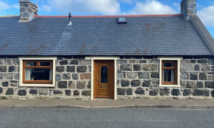 Portsoy House | Cosy coastal cottage in Portsoy, Scotland with beautiful sea views