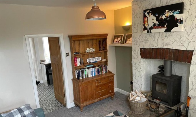 Stocksbridge House | Cosy Cottage edge of Peak District -Log Burner UK
