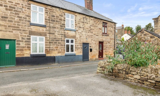 Crich Cottage | Cosy cottage in charming Crich, Log Burner, Peak District - Pet Friendly