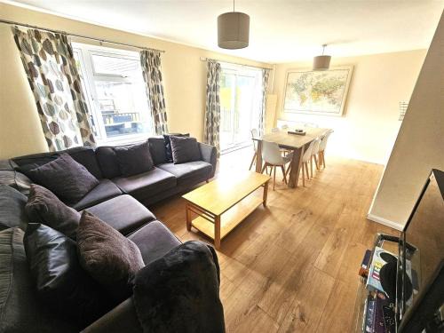 St. Ann's Chapel House | Cosy detached lodge, dog & child friendly with shared pools