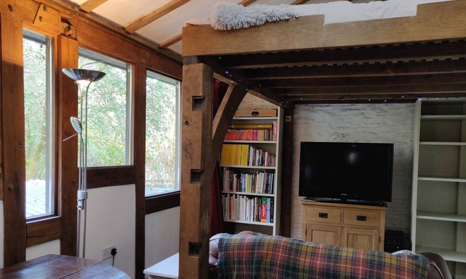 Llanidloes Apartment | Cosy dog-friendly bolthole in the Midwales hills