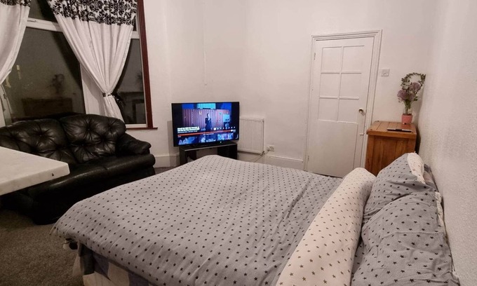 Valentines House | Cosy Double Bedroom in a Vibrant Neighbourhood