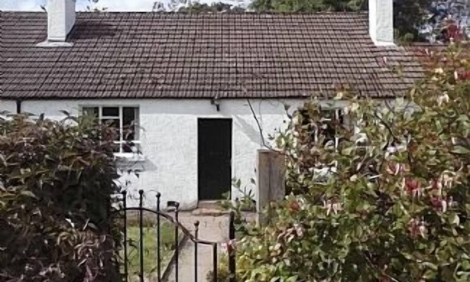 Crieff Cottage | Cosy ex-farm workers cottage in glorious countryside -sleeps 4+ 1 child.