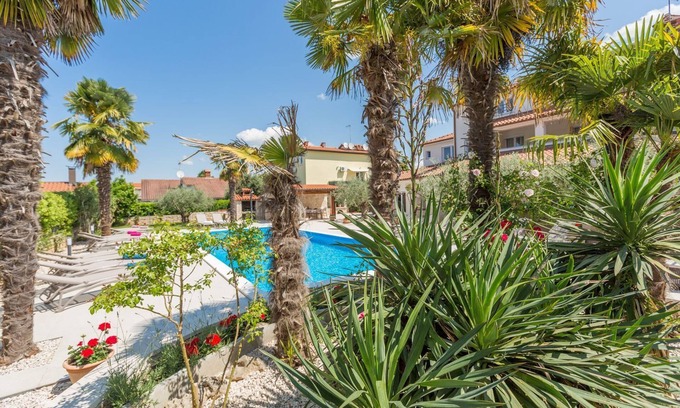 Mali Maj Apartment | Cosy flat with 60m2 pool, baby cot, washing machine, barbecue area - only 800 metres to the beach