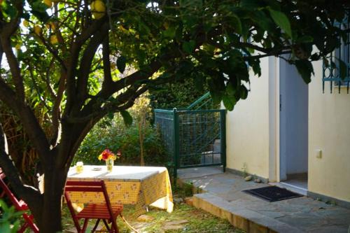Anavyssos House | Cosy guest house with private yard
