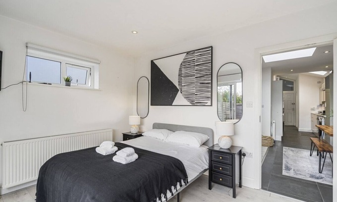 Old Malden Apartment | Cosy hideaway with private patio