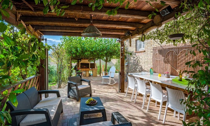 Arcevia House | Cosy holiday home with pool for a great holiday.