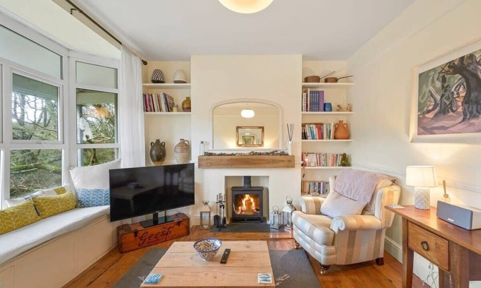 Looe House | Cosy Home on the Waterfront, Private Parking