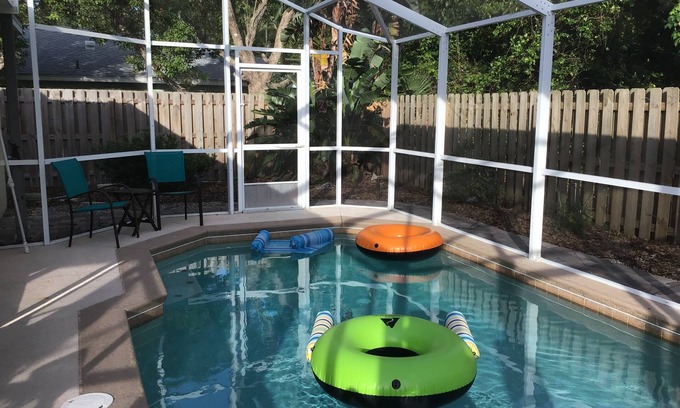 Edgewater House | Cosy Home with Heated Pool