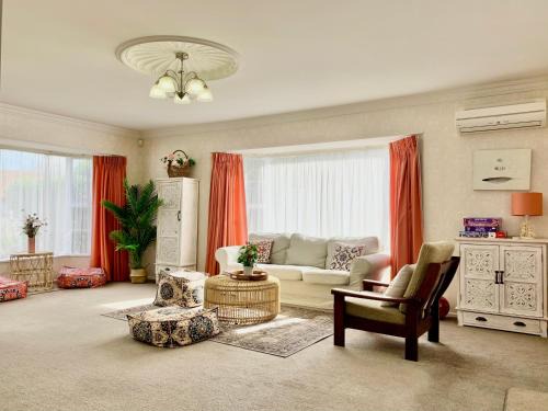 Hamilton Villa | Cosy House in Chartwell, Hamilton-Private Garden & Shopping Mall