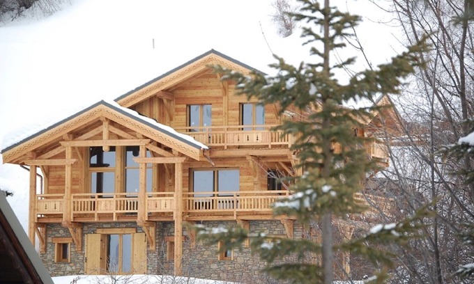 Mont-de-Lans Ski Chalet | Cosy luxury chalet apartment, direct access to slopes, panoramic view