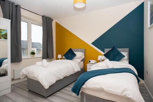 Gravesend House | Cosy, Modern home in Kent, Sleeps 8, Free Parking, 17min train to central London
