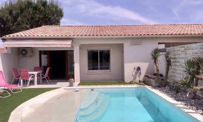 Pont-Saint-Esprit Villa | * Cosy new bungalow* private heated swimming pool with sun deck