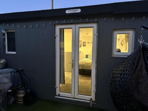 Finglas House | Cosy open plan Cabin in Dublin 11 suit 2 persons