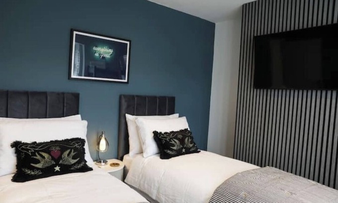 Earley Villa | Cosy Refurbished 4-Bed Home | Double Parking | Near Legoland & Reading