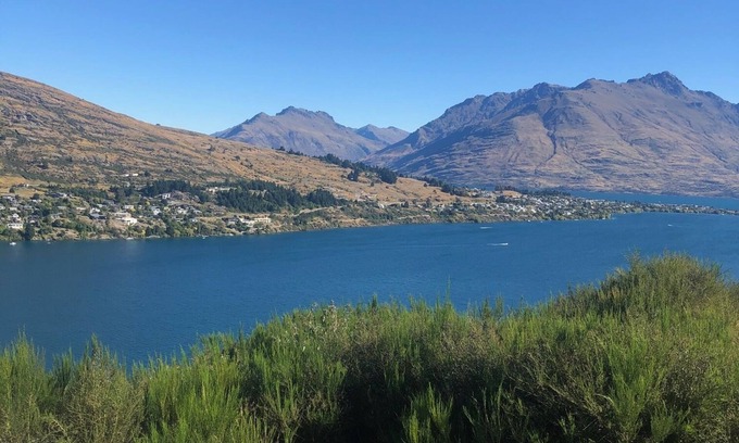 Frankton Apartment | Cosy retreat with spectacular views of Lake Wakatipu and mountain ranges