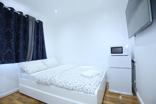 Thamesmead East Apartment | Cosy Room with en-suite bathroom and shared kitchen