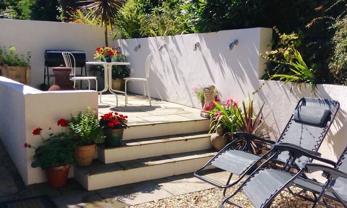 Saint Erth Praze Cottage | Cosy, rural retreat, chiminea and bbq. Perfect for couples. Dog-friendly.