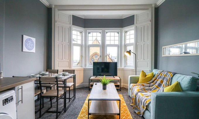 Helensburgh Apartment | Cosy Seaside Princes Apartment