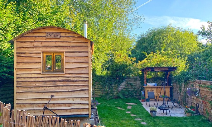Hereford Cabin | Cosy Shepherd's Hut with Secret Garden in rural Herefordshire