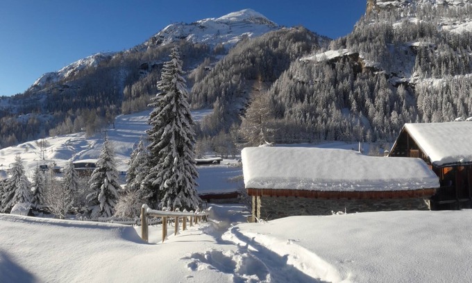 Les Brevieres Ski Chalet | Cosy ski chalet 50 metres from the slopes and lifts of Tignes