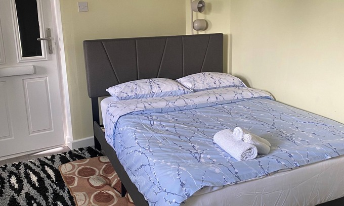 Bletchley Apartment | Cosy, Spacious 1 bedroom self contain unit with toilet and bath
