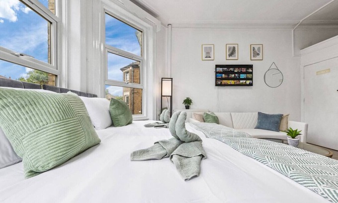 Fortune Green Apartment | Cosy & Spacious Flat - Moments To City - Station