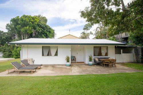 Point Lookout House | Cosy Straddie cottage + sleeps 6 + close to beach