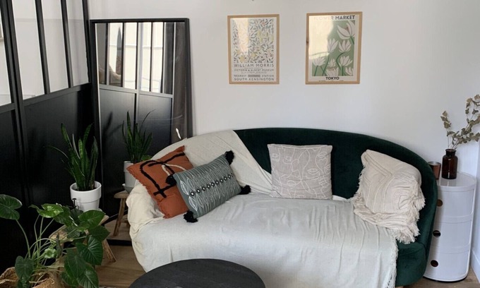 Hopital Saint-Louis Apartment | Cosy studio on the Canal St Martin