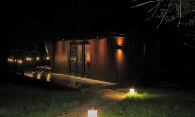 Blanefield Cabin | Cosy Studio with Hot Tub in Village Location