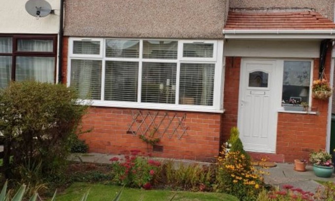 Hoylake House | Cosy& stylish 2 bed home near beach, pubs , railway station& golf course.
