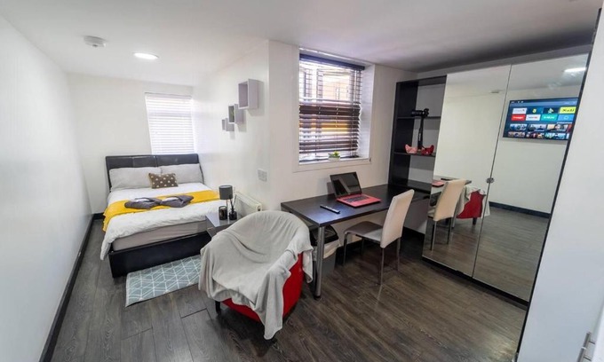 Selly Oak Apartment | Cosy top floor studio available near the city!