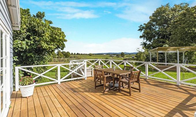 Puriri Cottage | Cosy Two Bedroom Guesthouse in Tranquil Puriri