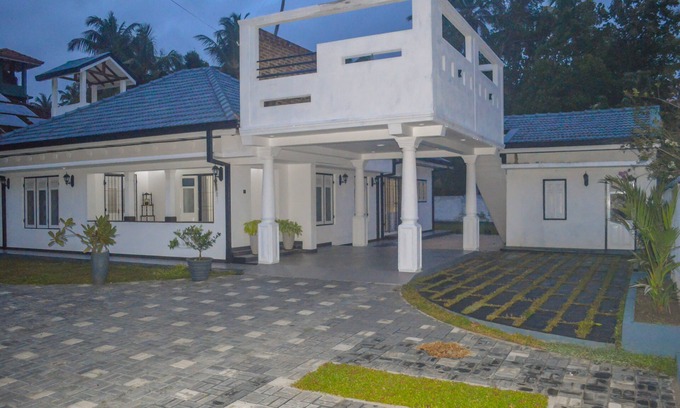 Kochchikade Villa | Cosy villa with style, luxury and great comfort Close to beach and amenities