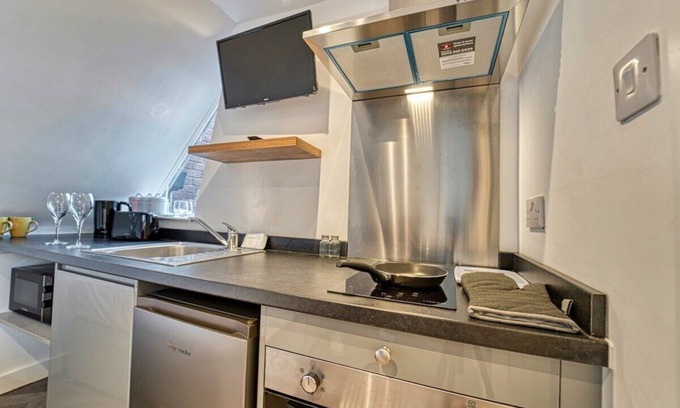 Shelsley Beauchamp Apartment | Cosy Worcester Studio Apartment.