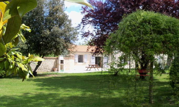 La Laigne House | Cottage 12 people, swimming pool, near La Rochelle, Marais Poitevin and Ile de Ré