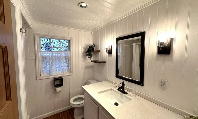 Wolfeboro Cottage | Cottage 12 - Year Round - Pet Friendly -1 King Bed/1 Bath & Courtyard