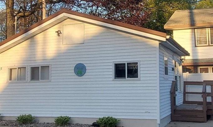 Shawano Cottage | Cottage #5 on Shawano Lake has everything you need. Nice 1 bedroom cottage completely furnished. Weekly rental - summer to fall Monthly rental available in Fall, Winter and Spring