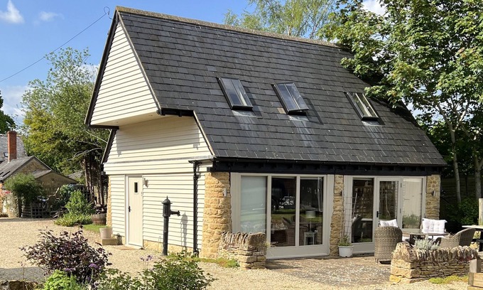 Whichford Cottage | COTTAGE AT HIRONS FARM, romantic, with a garden in Long Compton