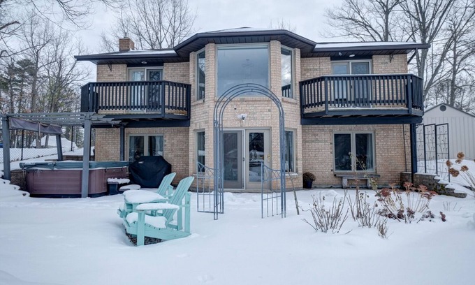 Wasaga Beach House | Cottage By The River
