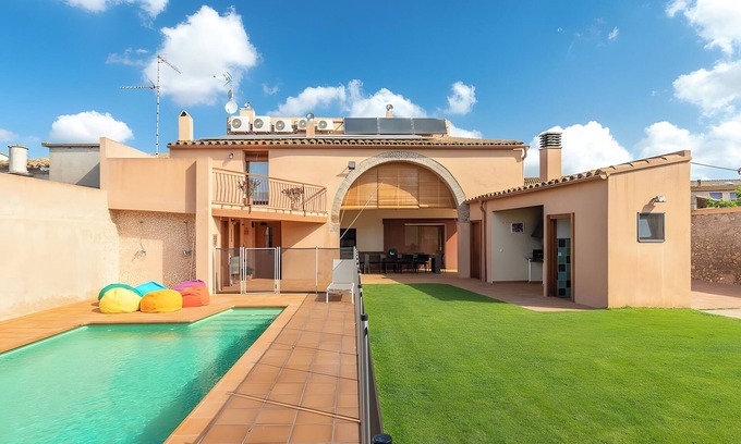 Vilamacolum Cottage | Cottage 'Can Centena' with Private Pool, Wi-Fi and Air Conditioning